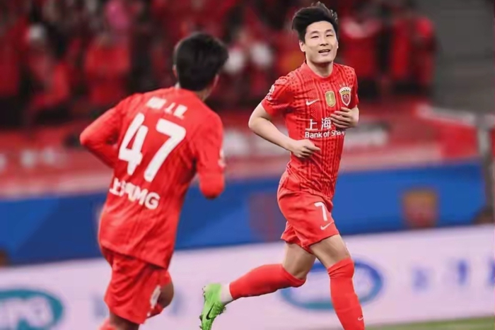 九游娱乐体育-巨大争议！上海海港又获裁判“照顾”，吾米提江故意撞人逃红牌|青岛市|贺凯|宋浩宇|青岛西海岸|中超联赛_新浪体育_新浪新闻